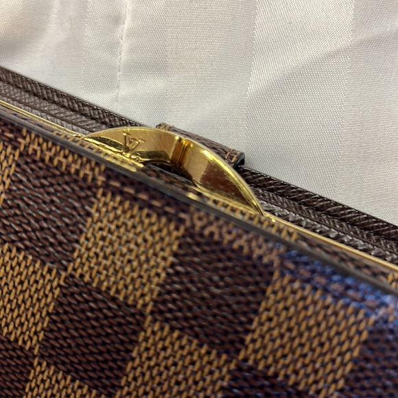 Authentic Louis Vuitton French purse wallet. Used likes new - Picture 10 of 11